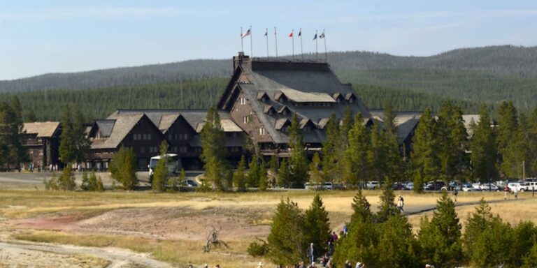 Best Places to Stay to Visit Yellowstone