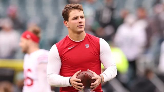 49ers QB Brock Purdy chats with childhood idol Dan Marino in